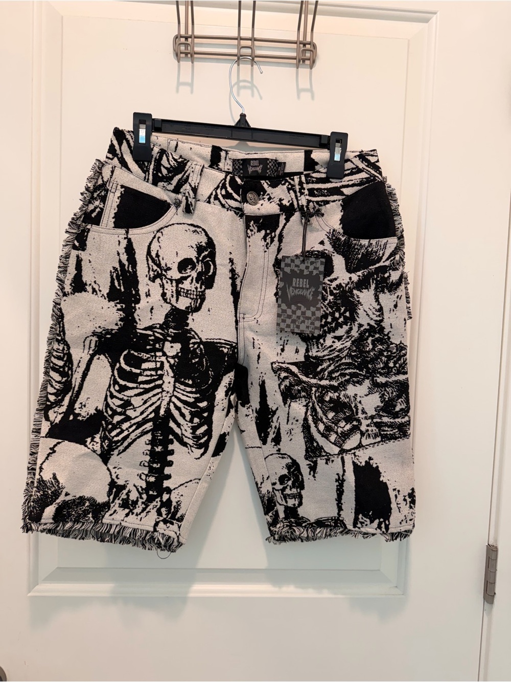 New Rebel Vengeance Men's Skeleton Tapestry Print Shorts with Frayed Hem Size 30